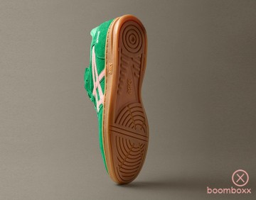 Asics skyhand og cilantro grapefruit 1203452 300 sneaker fotoshoot