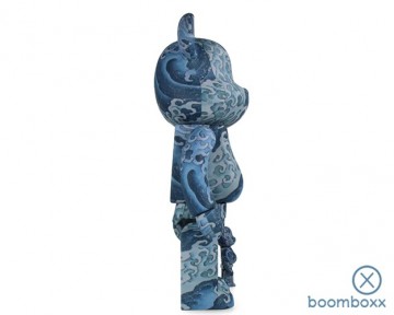 Bearbrick katsushika hokusai masculine waves 400 zijkant
