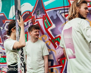 De opkomst x boomboxx limited edition t shirt fotoshoot 3