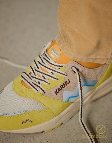 Karhu aria 95 cream gold warm taupe f803127 sneaker fotoshoot 3