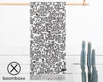 Slowtide breakers beach towel x keith haring st845 fotoshoot